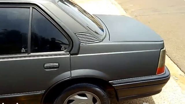 Envelopamento do Monza em preto fosco jateado e teto e capô em fibra de carbono 3D! смотреть онлайн