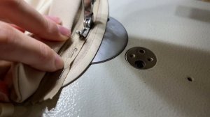 Как вшить молнию в брюки? Люксовый способ обработки изнанки.  Обработка застежки на брюках и юбках.