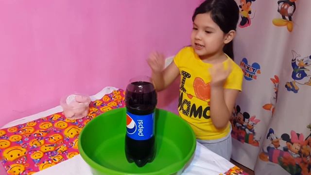 ЧТО БУДЕТ ЕСЛИ БОМБОЧКИ ДЛЯ ВАНН БРОСИТЬ В КОКА - КОЛУ? смотреть онлайн