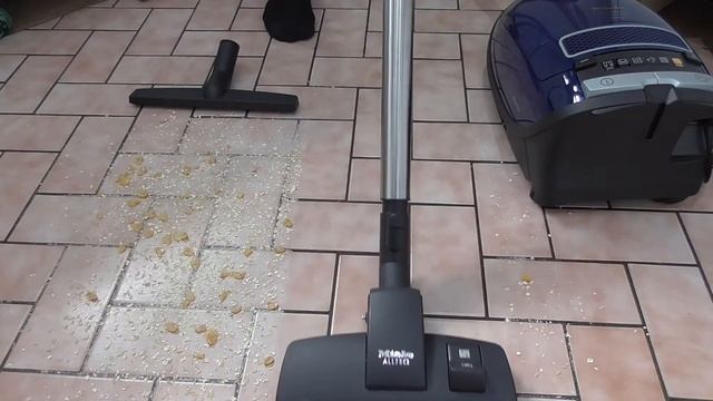 Miele Complete C3 Electro Plus Ecoline Cylinder Vacuum Cleaner - Demonstration/Review смотреть онлайн
