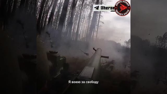 Связист ВДВ по имени Андрей прикрепил на бронежилет маленькую игрушку — зайчика из бисера. Этот тали смотреть онлайн