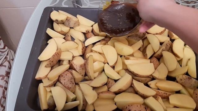 Картошка по-деревенски. Очень вкусно и быстро. Пальчики оближешь! смотреть онлайн