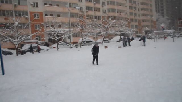 Опять зима . Строительство снежной крепости смотреть онлайн