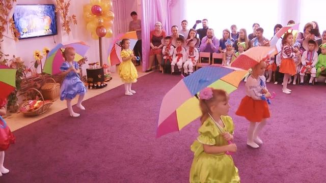 Танок із парасольками (середня група) смотреть онлайн