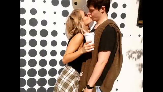 Emma Roberts and Evan Peters kissing смотреть онлайн
