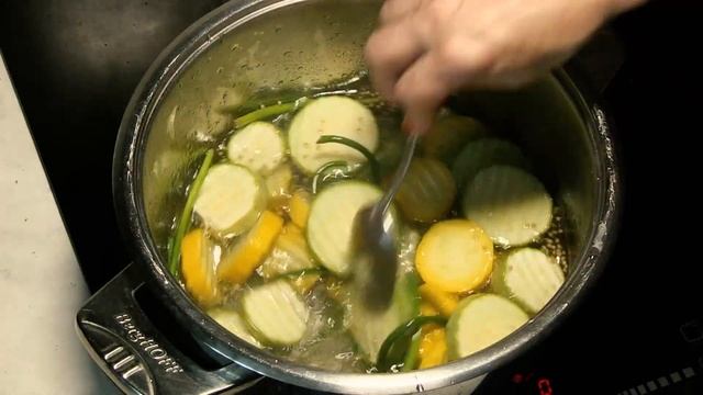Отличная Закуска За 24 Часа: Супер Хрустящие Маринованные Кабачки с Перцем?Пряные и Очень Вкусные смотреть онлайн