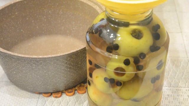 Компот из яблок и черноплодной рябины на зиму без стерилизации. смотреть онлайн