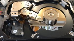 Жесткий диск щелкает и не запускается (вид изнутри) | Seagate ST31000528AS 1Tb