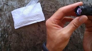 Проверяю деньги с помощью ультрафиолетового фонарика. Карманный детектор валюты