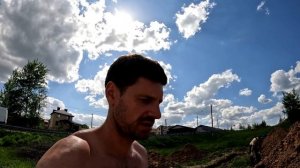 Бригада ругается, льем фундамент. Опалубка из шифера.
