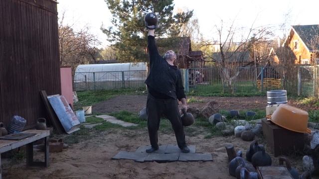 ЖИМ РЫСКУН НА ЛАДОНИ С ГИРЯМИ 49+49 КГ 10 РАЗ 49 KG KETTLEBELL PRESS BY HOLDING 49KG IN THE LEFT 10