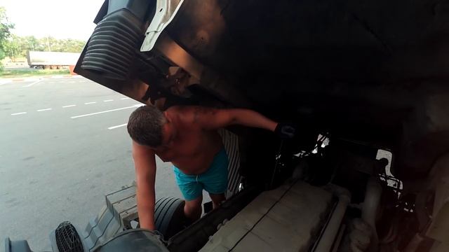 Дальнобой. MAN. Подъём кабины. Поиск источника течи масла смотреть онлайн
