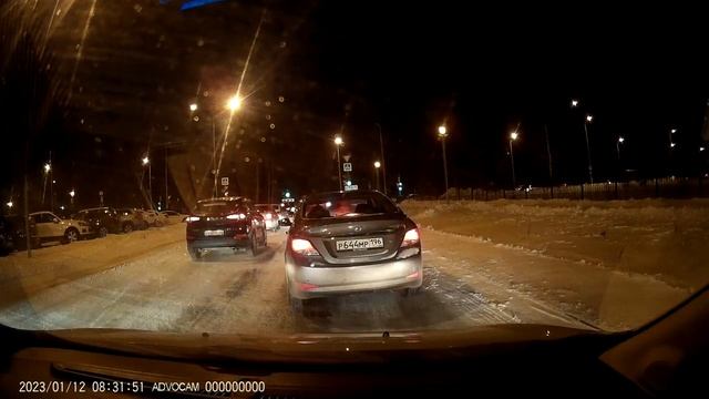 Nissan М249КТ196 по встречке на красный смотреть онлайн