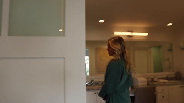With HANNAH PALMER Touring Homes In The Hollywood Hills смотреть онлайн