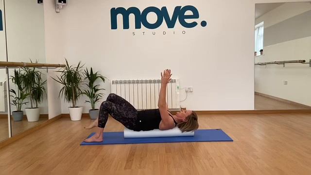 2 minute Garuda Foam Roller Pilates Demo. смотреть онлайн