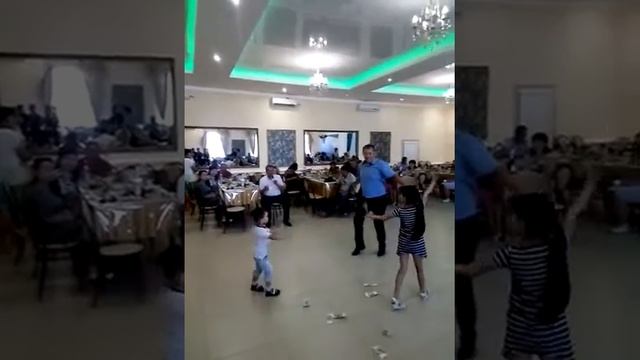 Не большой танцевальный подарок дедушке,от нашей семьи. смотреть онлайн