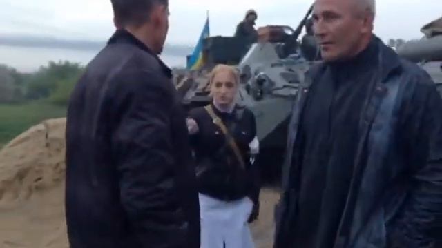 Заблокированная колонна под Славянском - ч.3 (02.05.2014) смотреть онлайн