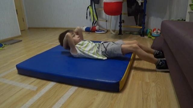 Качаем пресс у детей, ребенку. Упражнения. Жуков Артемий 200 раз смотреть онлайн