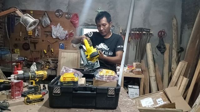 Unboxing dan review Circular saw cordless stanley Fatmax brushless SBC 550 смотреть онлайн