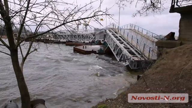 В Николаеве обрушилась часть пешеходного понтонного моста смотреть онлайн