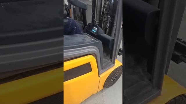 Проверка работоспособности погрузчика Jungheinrich EFG 216 после ремонта блока управления смотреть онлайн