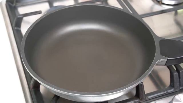 Как пожарить рыбу в воде без брызг и пригоревшего масла! Хрустящая жареная рыба! смотреть онлайн