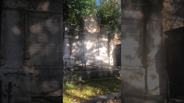 Secretos del Père Lachaise: Visitando la Tumba de Oscar Wilde смотреть онлайн