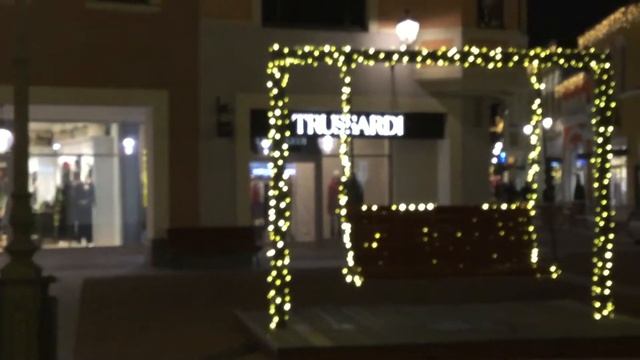 Аутлет Белая Дача в тёмное время суток. г.Котельники. Новорязанское шоссе 8. 4.02.2022г. смотреть онлайн