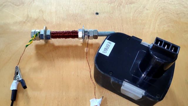 КАК СДЕЛАТЬ МОЩНЫЙ МАГНИТ ИЗ БОЛТА И МЕДНОЙ ПРОВОЛОКИ (ЭЛЕКТРОМАГНИТ)!