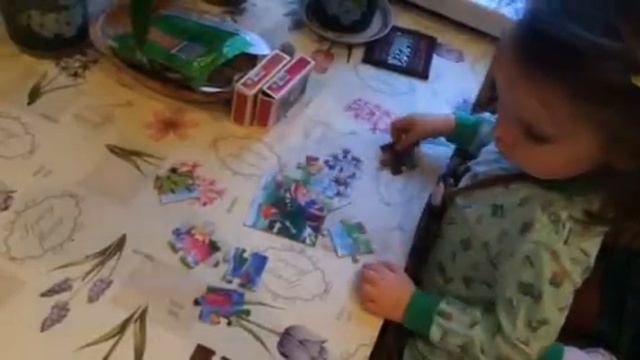 Алиса собирает легкий пазл смотреть онлайн