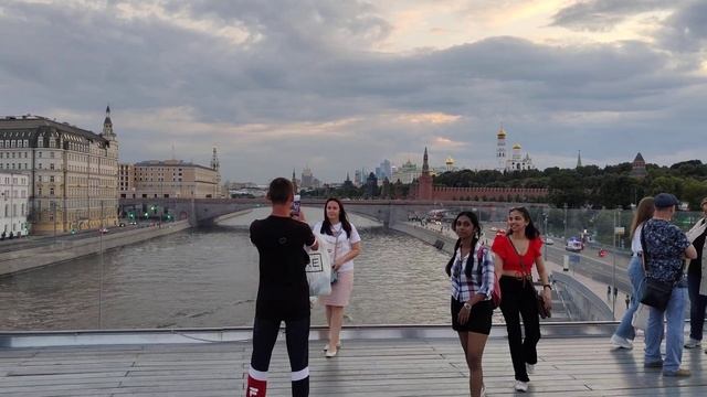 Парящий мост в парке "Зарядье" как магнит притягивает к себе десятки тысяч людей каждый день #Mosco смотреть онлайн