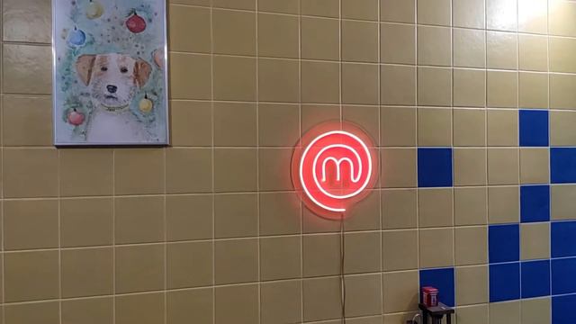 Неоновая вывеска мастерШеф смотреть онлайн