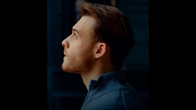 Kerem Bursin rompió su silencio tras ser captado por la cámara con Hande смотреть онлайн