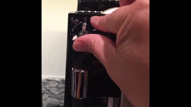 咖啡機除水垢示範 DeLonghi Magnifica S Descaling Demo смотреть онлайн