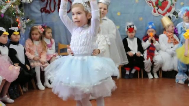 танец Снежных принцев и Снежинок.AVI смотреть онлайн