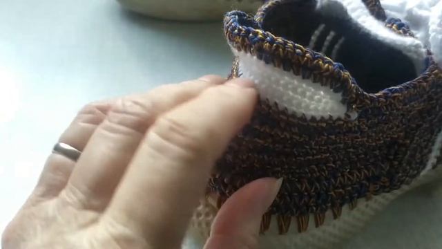 МУЖСКИЕ КРОССОВКИ НА ПОДОШВЕ, СВЯЗАННЫЕ КРЮЧКОМ. смотреть онлайн