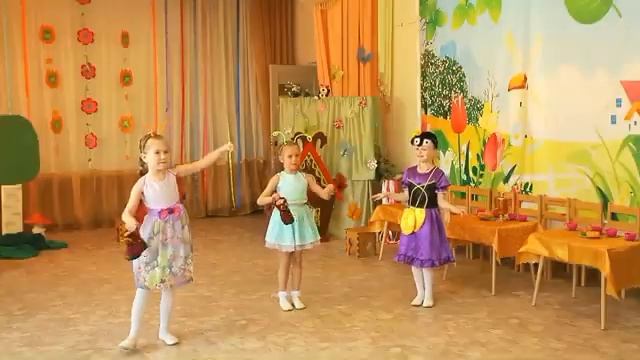 Вход блошек - отрывок из спектакля "Муха-Цокотуха" в детском саду смотреть онлайн