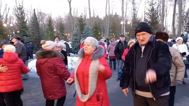 Харьков,танцы в парке,"Давай любовь разделим..." смотреть онлайн