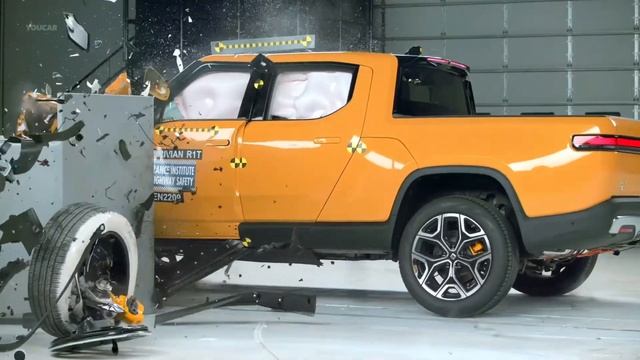 WATCH THE RIVIAN R1T CRASH TEST - ELECTRIC PICKUP смотреть онлайн
