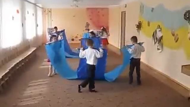 Танец с полотнами «Тихо над річкою» старшая группа ДНЗ смотреть онлайн
