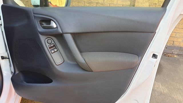 2014 Citroen C3 1.0 VTi VTR+ 5dr смотреть онлайн