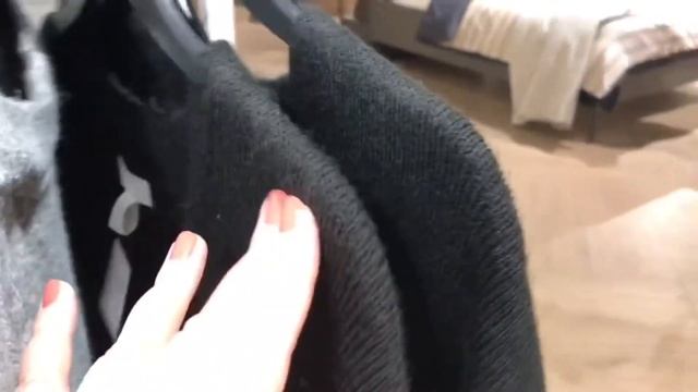 Магазин H&M - Модные цвета Pantone Осень-Зима! Вязаный жилет ретро! смотреть онлайн