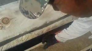 Ставим сруб на джут. Кладем второй венец сруба на джут