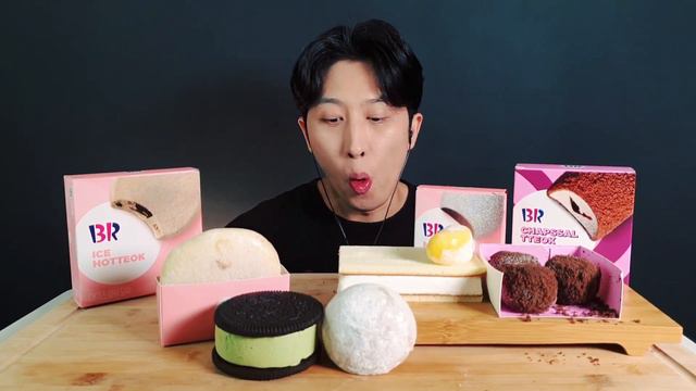ASMR MUKBANG)더 추워기지 전에 배스킨라빈스 아이스크림 디저트/아이스 모찌/호떡/롤/쿠키샌드/마카롱/먹방/Baskin Robbins dessert/EATING SHOW смотреть онлайн
