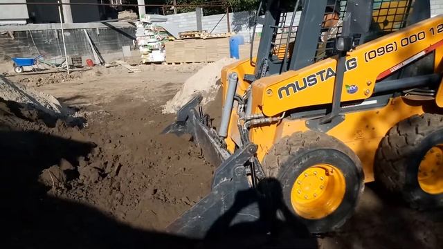 Mustang 2056 с челюстным ковшом смотреть онлайн