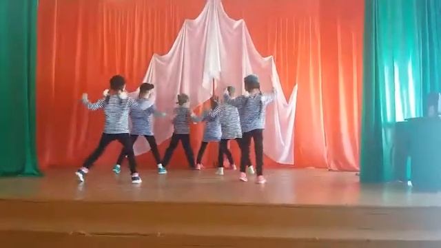 Танцы "В роще пел соловушка" 6 класс,"ВДВ" 2 класс смотреть онлайн