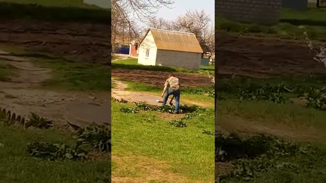 На что люди готовы за 100 (сто) гривен. рублей. Прикол с мотажной пеной. Топор против балона смотреть онлайн