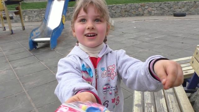 VLOG ПРОГУЛКА НА САМОКАТЕ/УВИДЕЛИ ПАВЛИНА/НАШЛИ ИГРУШКИ/ВИДЕО ДЛЯ ДЕТЕЙ смотреть онлайн