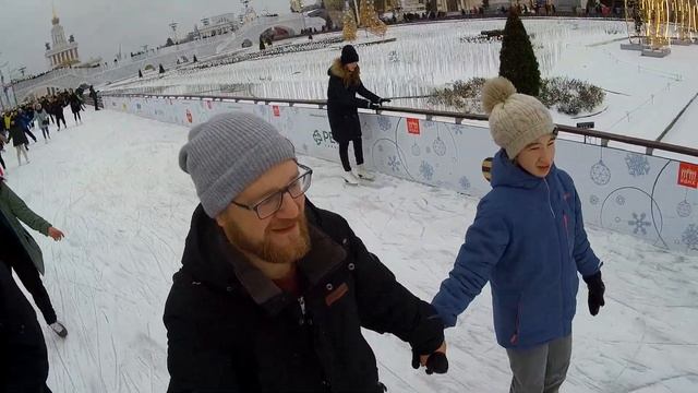 Покатушки по ВДНХ. Нет ничего лучше пары коньков! смотреть онлайн