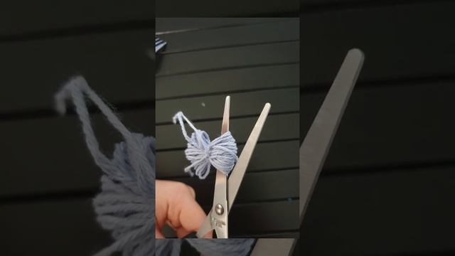 Маленькие помпоны своими руками на вилке .How To Make Pom Pom